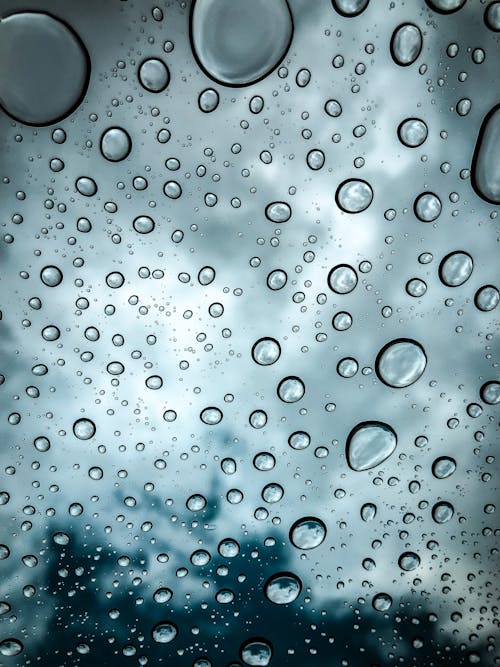 camda su, camda yağmur damlaları içeren Ücretsiz stok fotoğraf