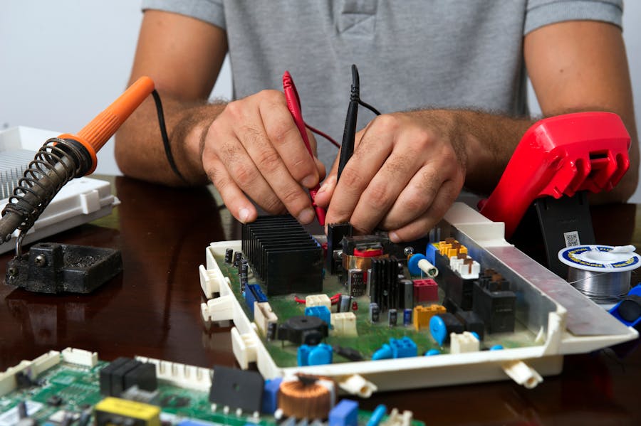 Hands repairing a device in a professional workshop