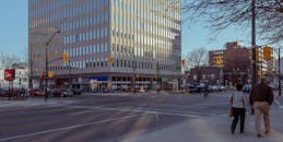 加拿大伦敦市中心十字路口，行人车辆穿梭，一片繁忙景象