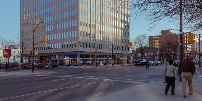加拿大伦敦市中心十字路口，行人车辆穿梭，一片繁忙景象