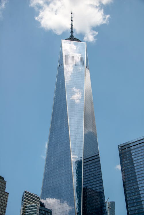 Immagine gratuita di cielo azzurro, edifici, edificio a molti piani