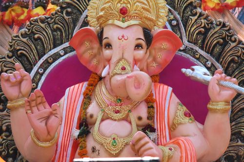 Free Colorful and detailed statue of Lord Ganesha, embodying Hindu religious art. Stock Photo