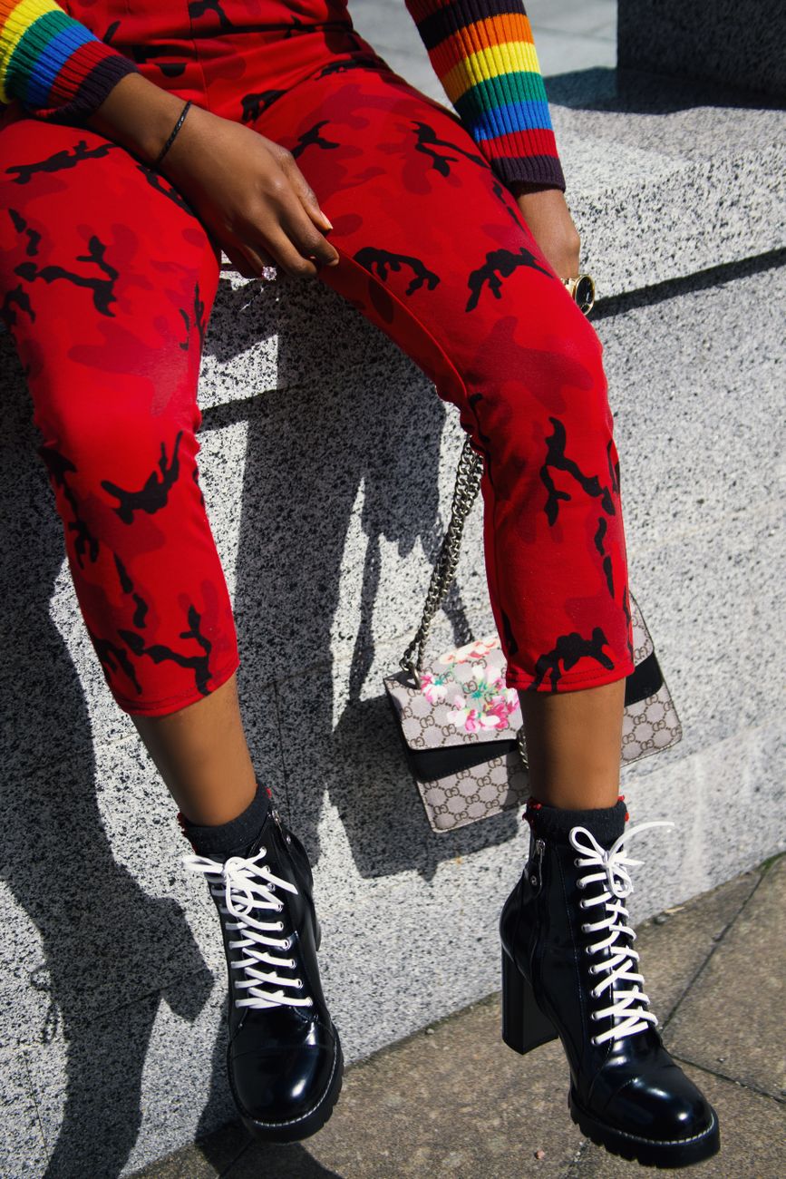 Look urbano estiloso com calças vermelhas e botas pretas, perfeito para amantes da moda de rua.