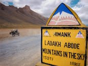 拉达克的路标上画有摩托车