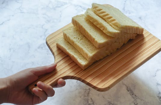 Close-up of freshly sliced homemade bread on a wooden cutting board, perfect for breakfast.