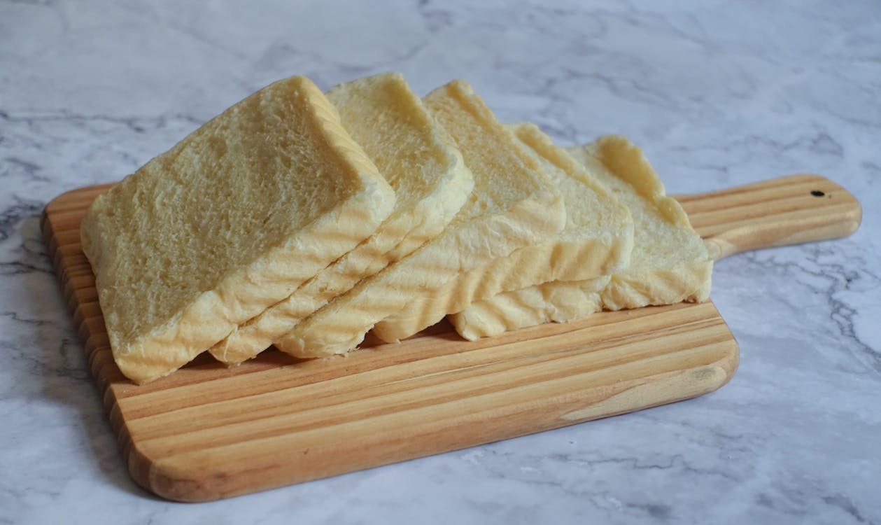 Free Photography of Sliced Bread on Chopping Board Stock Photo