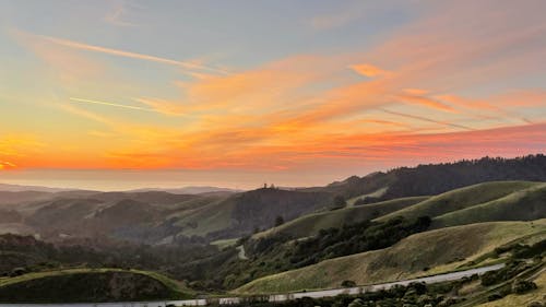Foto profissional grátis de céu bonito, colinas, pôr do sol
