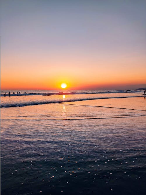 Gratis stockfoto met atardecer, strand, strand golven