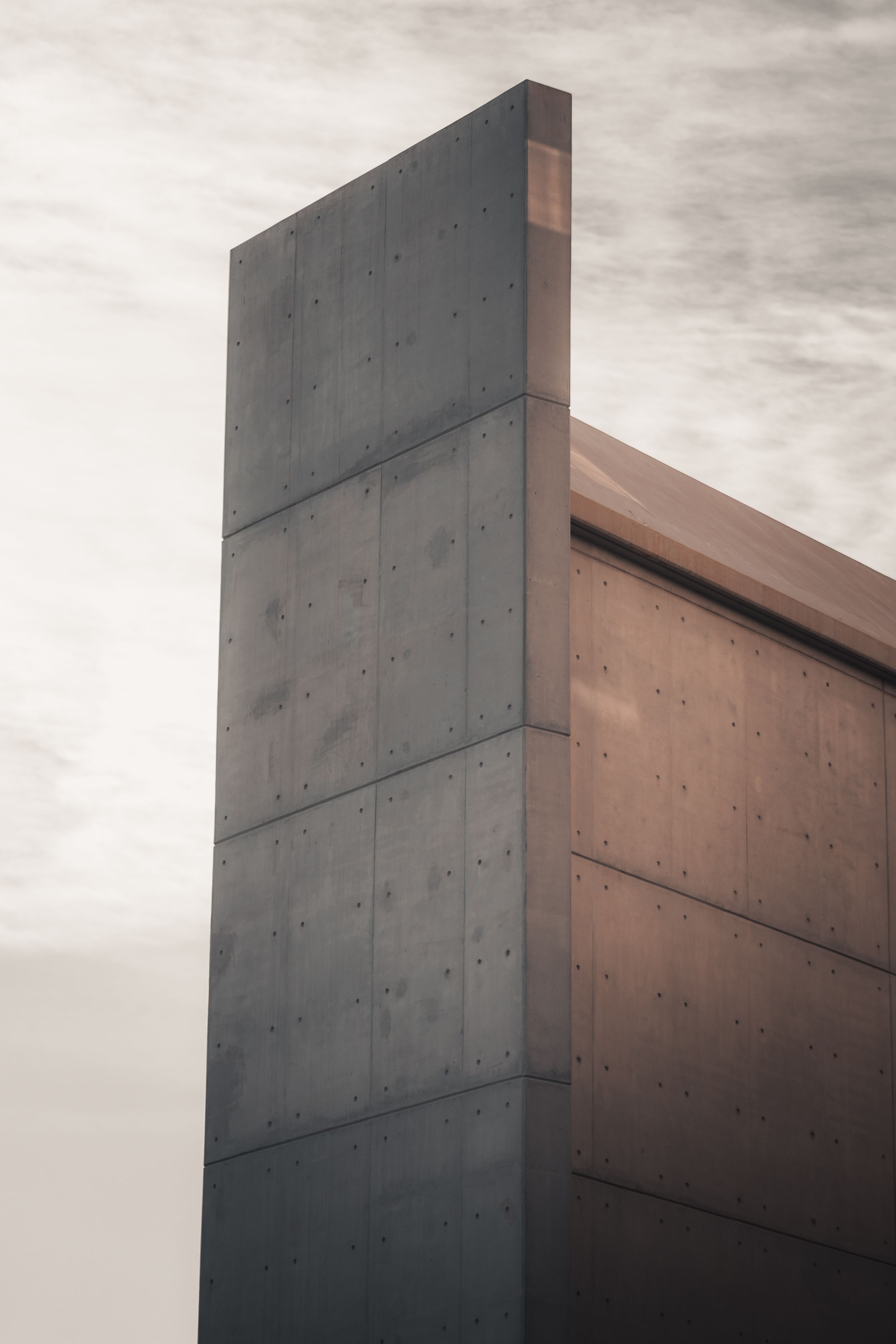 En betonfacade mod en lys himmel.