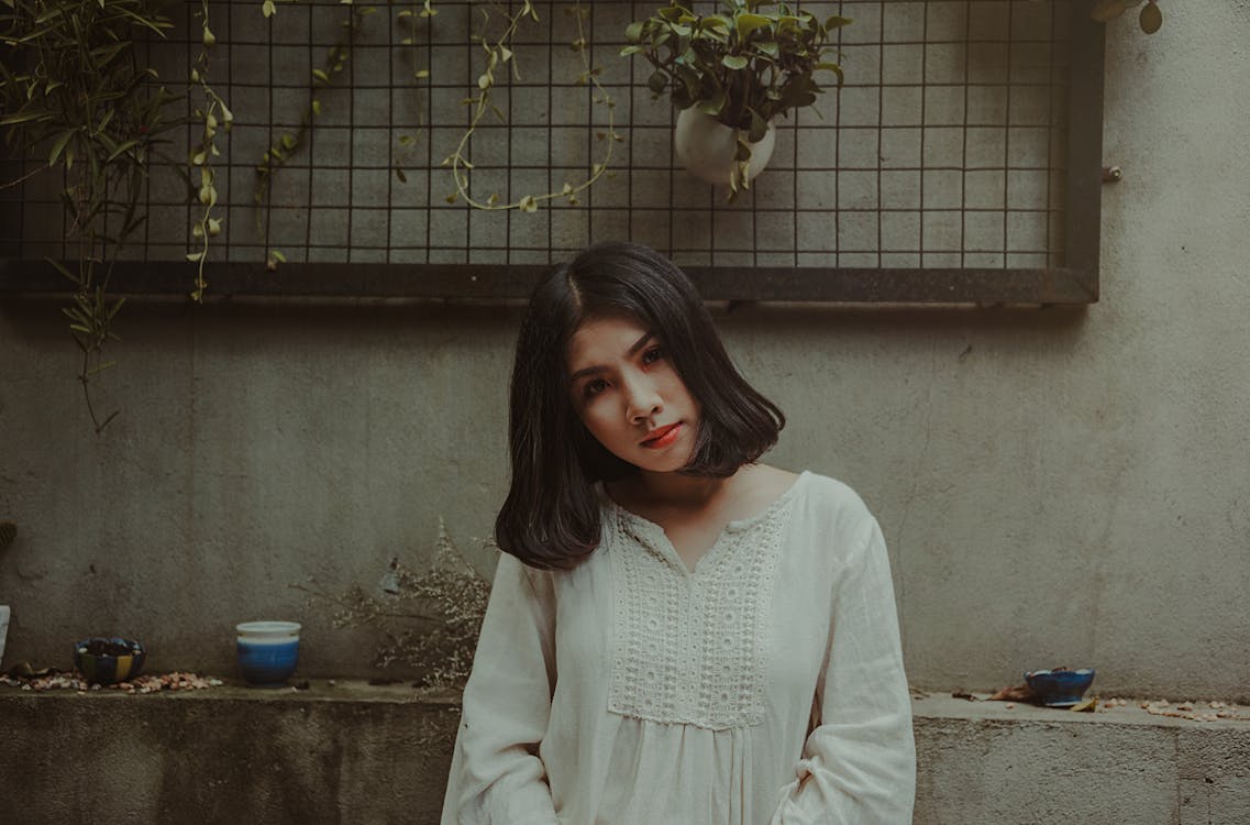 Fotografia De Uma Mulher Vestindo Uma Blusa Branca