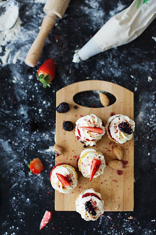 Foto En Primer Plano De Cupcakes Sobre Una Tabla De Cortar