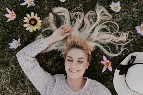 Gratis lagerfoto af afslapning, blomster, blondine Lagerfoto