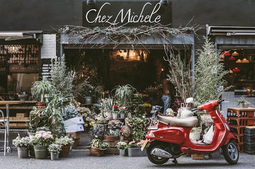 Free Chez Micheleストアの正面にある赤いスクーター駐車場 Stock Photo