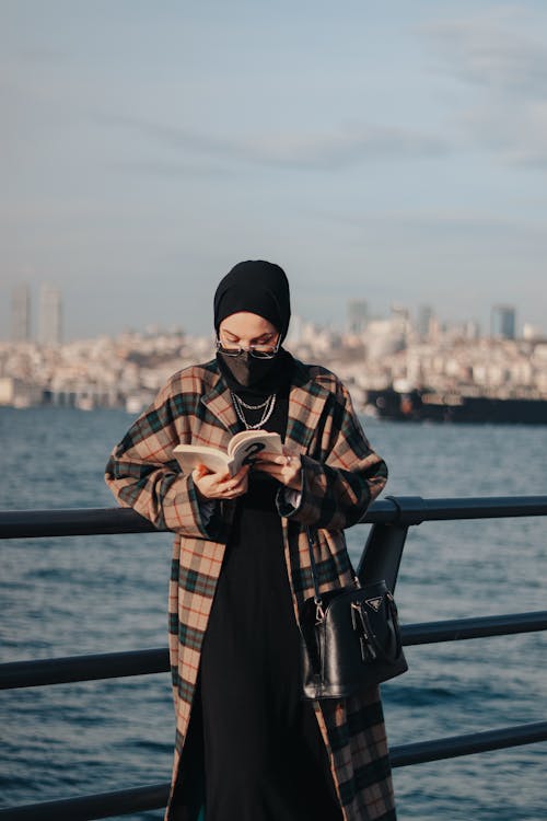 Fotobanka s bezplatnými fotkami na tému čítanie, človek, hidžáb