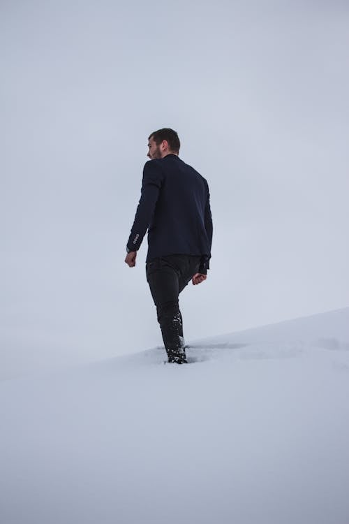 Darmowe zdjęcie z galerii z chodzenie, duże opady śniegu, mężczyzna