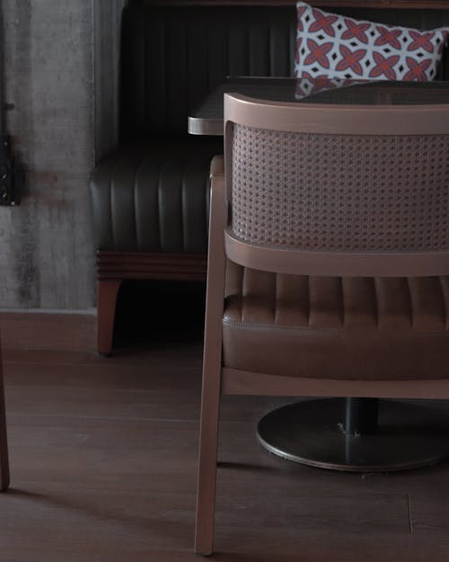 Foto profissional grátis de assento, cadeira, chão de madeira