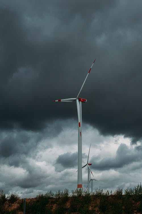 Darmowe zdjęcie z galerii z ciemne chmury, energia alternatywna, perspektywa żabia