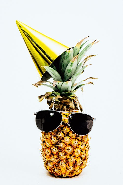 Foto Di Ananas Che Indossa Occhiali Da Sole Stile Aviatore Neri E Cappello Da Festa