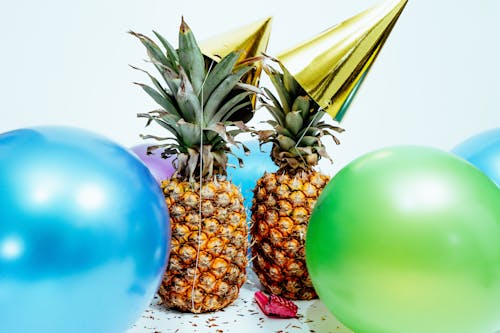 бесплатная Два ананаса и воздушные шары Стоковое фото