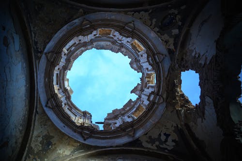 Kostenloses Stock Foto zu blauen himmel, bombe, gewölbte decke