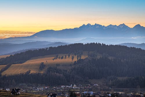Darmowe zdjęcie z galerii z 4k, błękitne góry, dolina