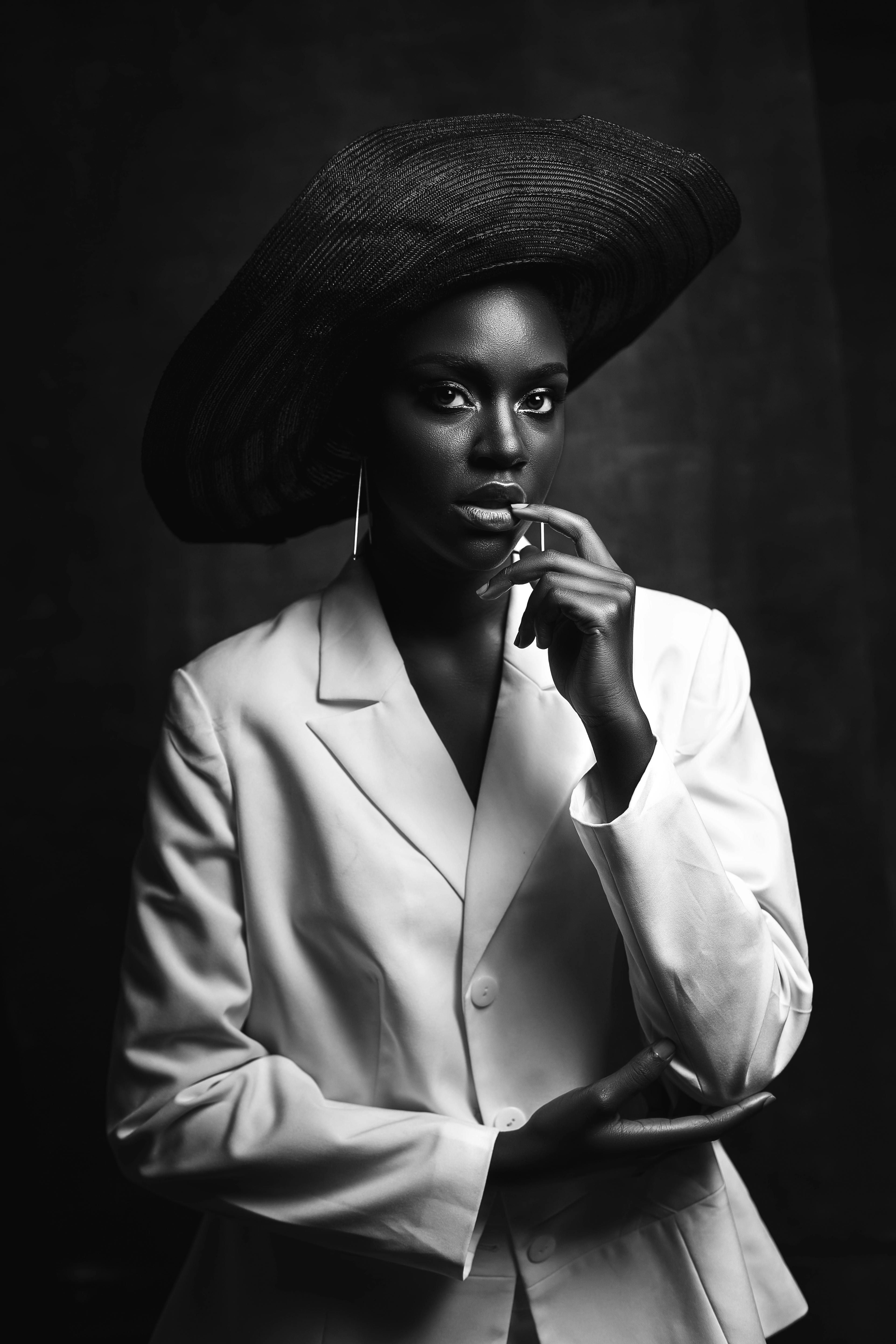 Mujer Caucásica Con Chaqueta Negra Aislada En Blanco Fotos, retratos,  imágenes y fotografía de archivo libres de derecho. Image 54554131