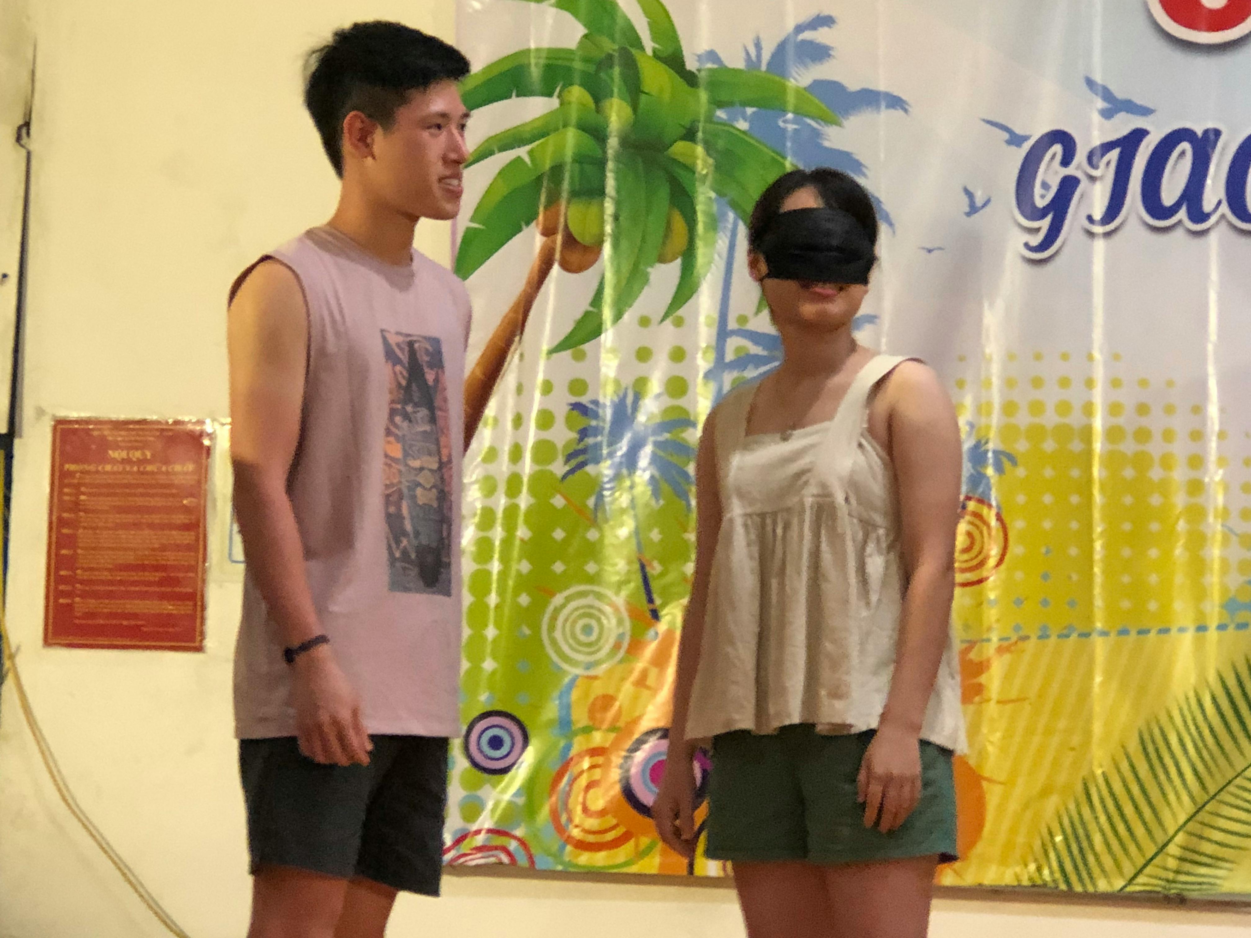 Personne utilisant un casque de réalité virtuelle dans un environnement métavers