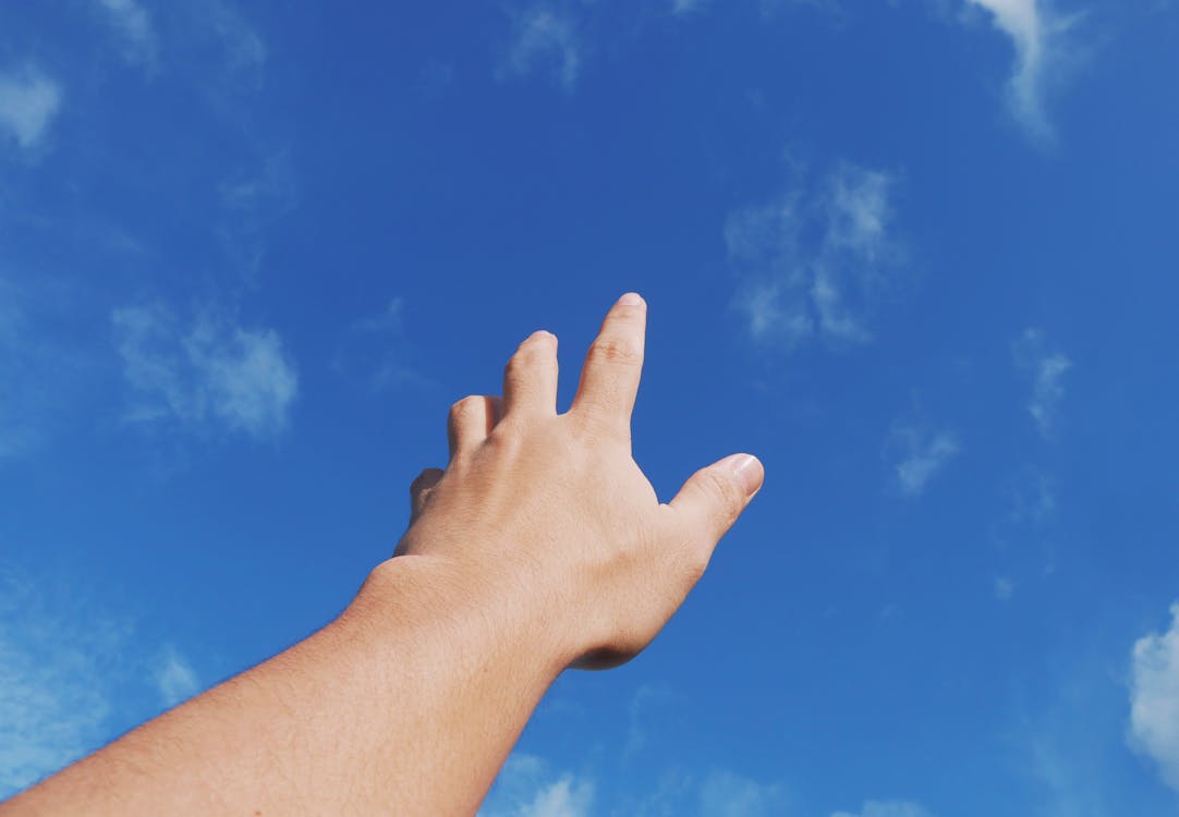 Fotos de stock gratuitas de alcanzando, brazo, cielo azul
