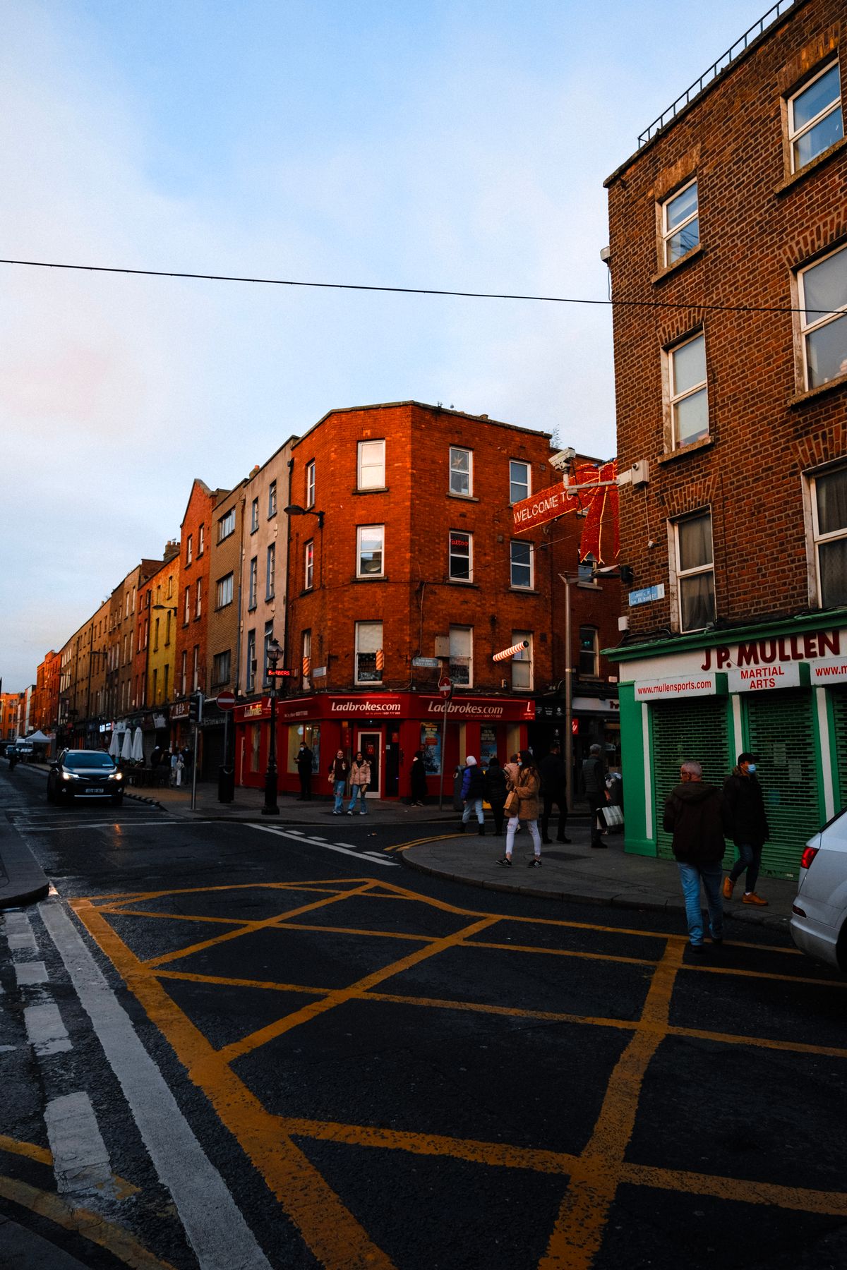 Dublin - stradă rezidențială cu case și magazine de cartier