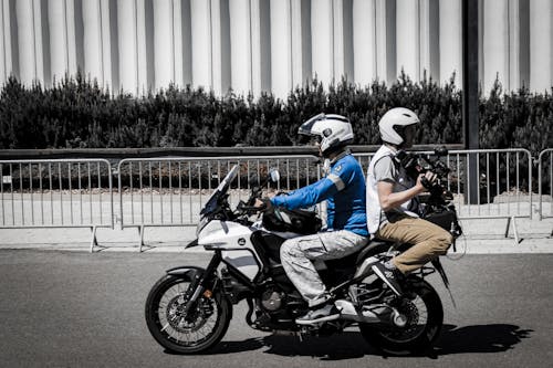 两名男子骑着摩托车