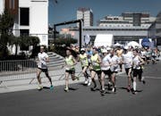 一群跑步爱好者在阳光明媚的日子里参加了城市马拉松比赛