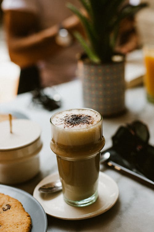 bardak, cafe latte, dikey atış içeren Ücretsiz stok fotoğraf