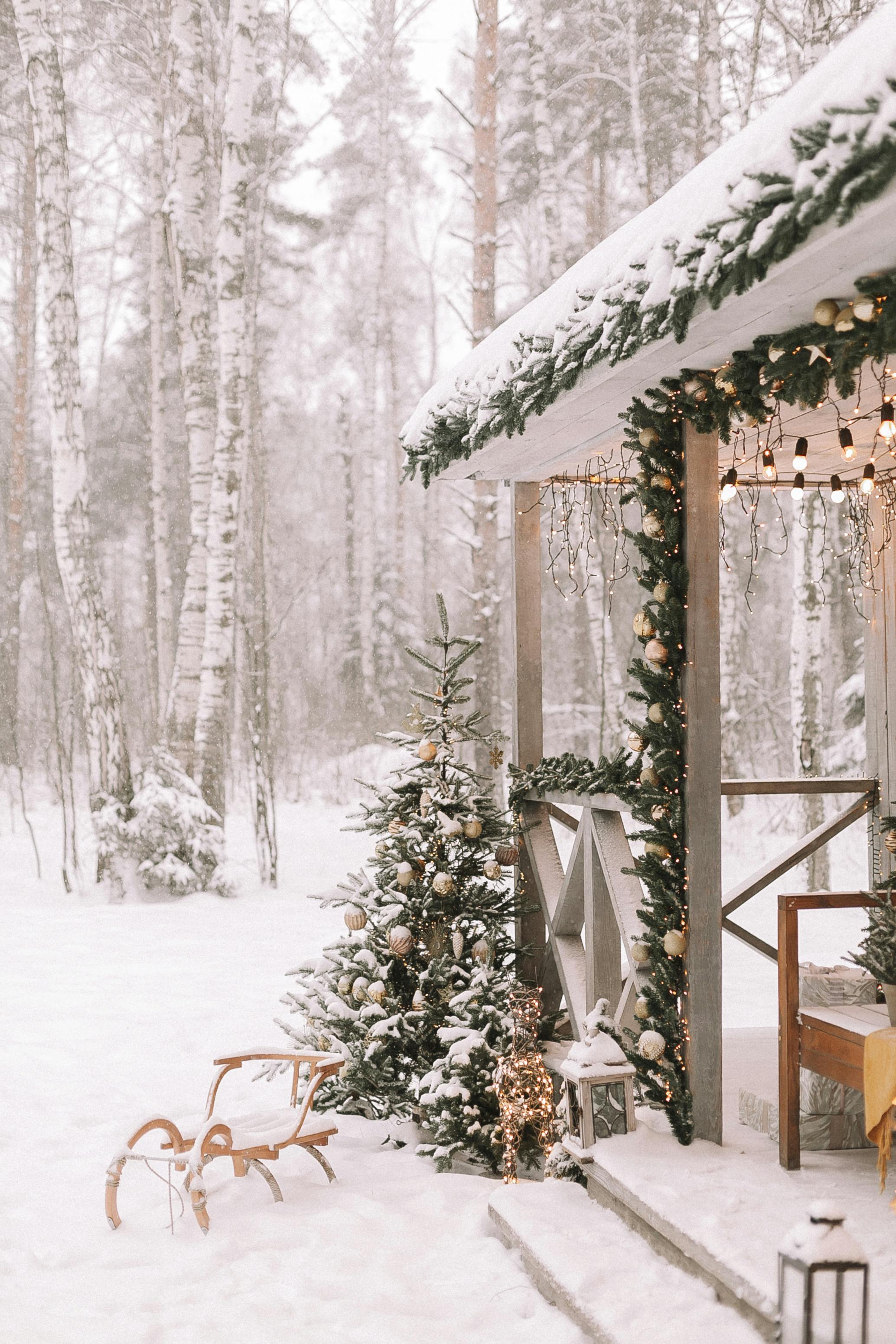Hãy cùng chiêm ngưỡng những hình ảnh cực kỳ đáng yêu về những ngôi nhà được trang hoàng rực rỡ trong dịp Giáng sinh. Không gian yên bình, tràn đầy niềm vui sẽ khiến bạn cảm thấy ấm áp và thiết tha hơn bao giờ hết.