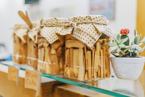 Quattro Vasetti Di Biscotti Sulla Superficie In Vetro