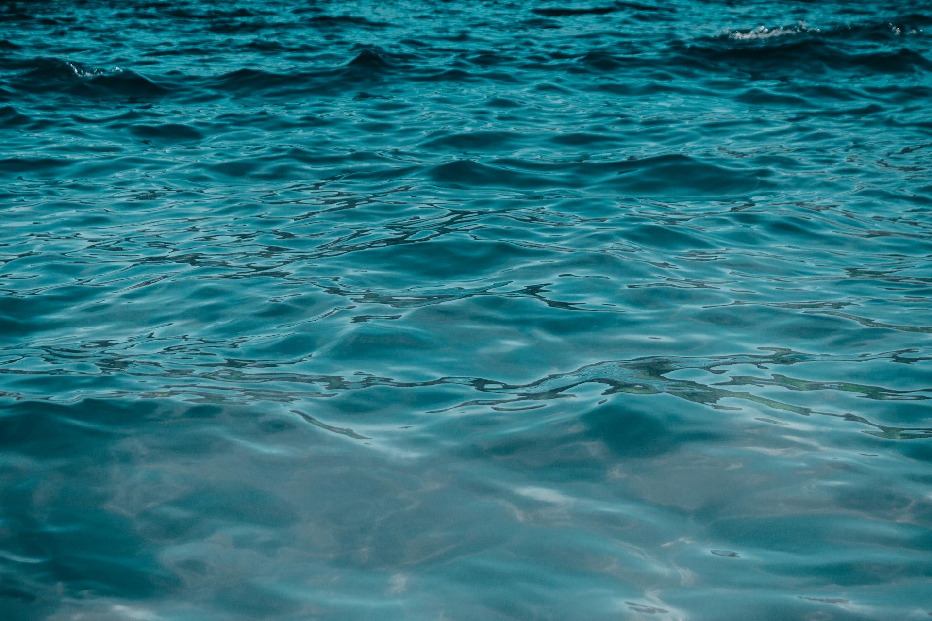 Tranquil ocean waves creating ripples in the clear waters of Arraial do Cabo, Brazil.