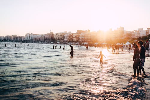 Pessoas Na Praia Durante A Hora Dourada