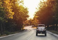 驾车行驶在绿树成荫、阳光明媚的道路上，探索希腊塔索斯的宁静之美