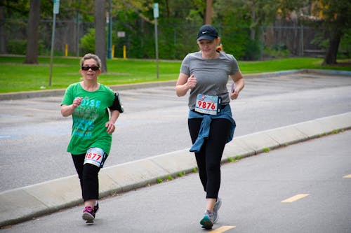 Zwei Frauen Laufen