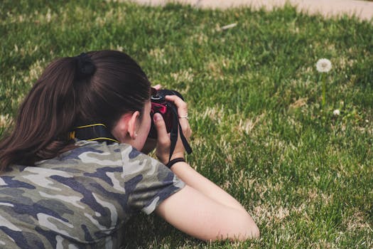 一名身穿迷彩服的妇女在草地上拍了一张特写照片