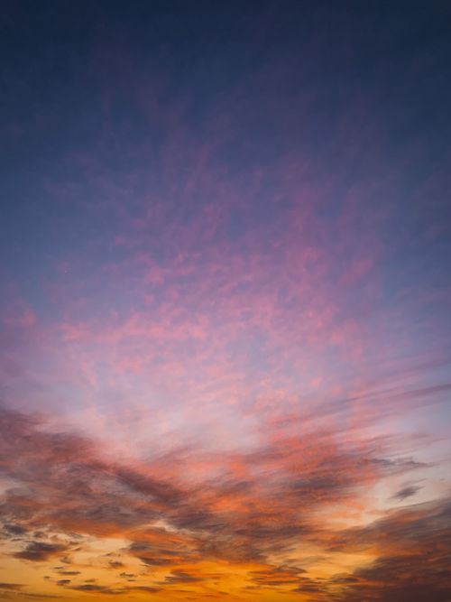 Free A mesmerizing sunset sky with vibrant hues of pink and orange clouds. Stock Photo