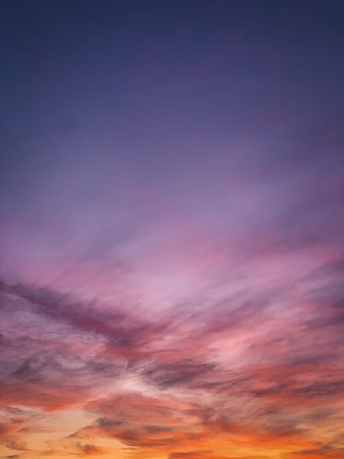 Free A breathtaking view of the sunset sky with vibrant colors creating a serene atmosphere. Stock Photo