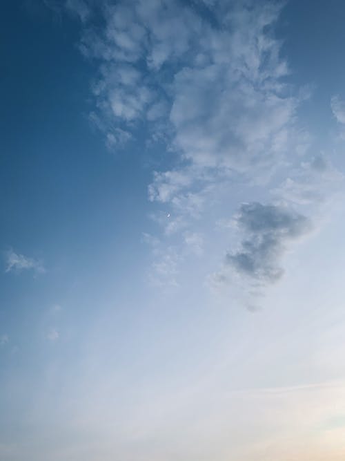 Бесплатное стоковое фото с вертикальный выстрел, небо, облака