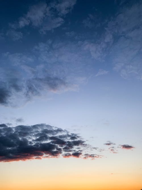 Бесплатное стоковое фото с вертикальный выстрел, закат, небо