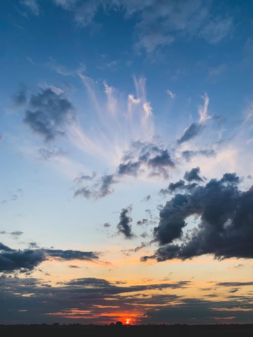 Бесплатное стоковое фото с белые облака, вертикальный выстрел, высокий