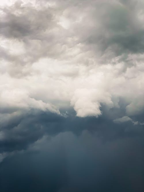 Бесплатное стоковое фото с буря, вертикальный выстрел, живописное небо