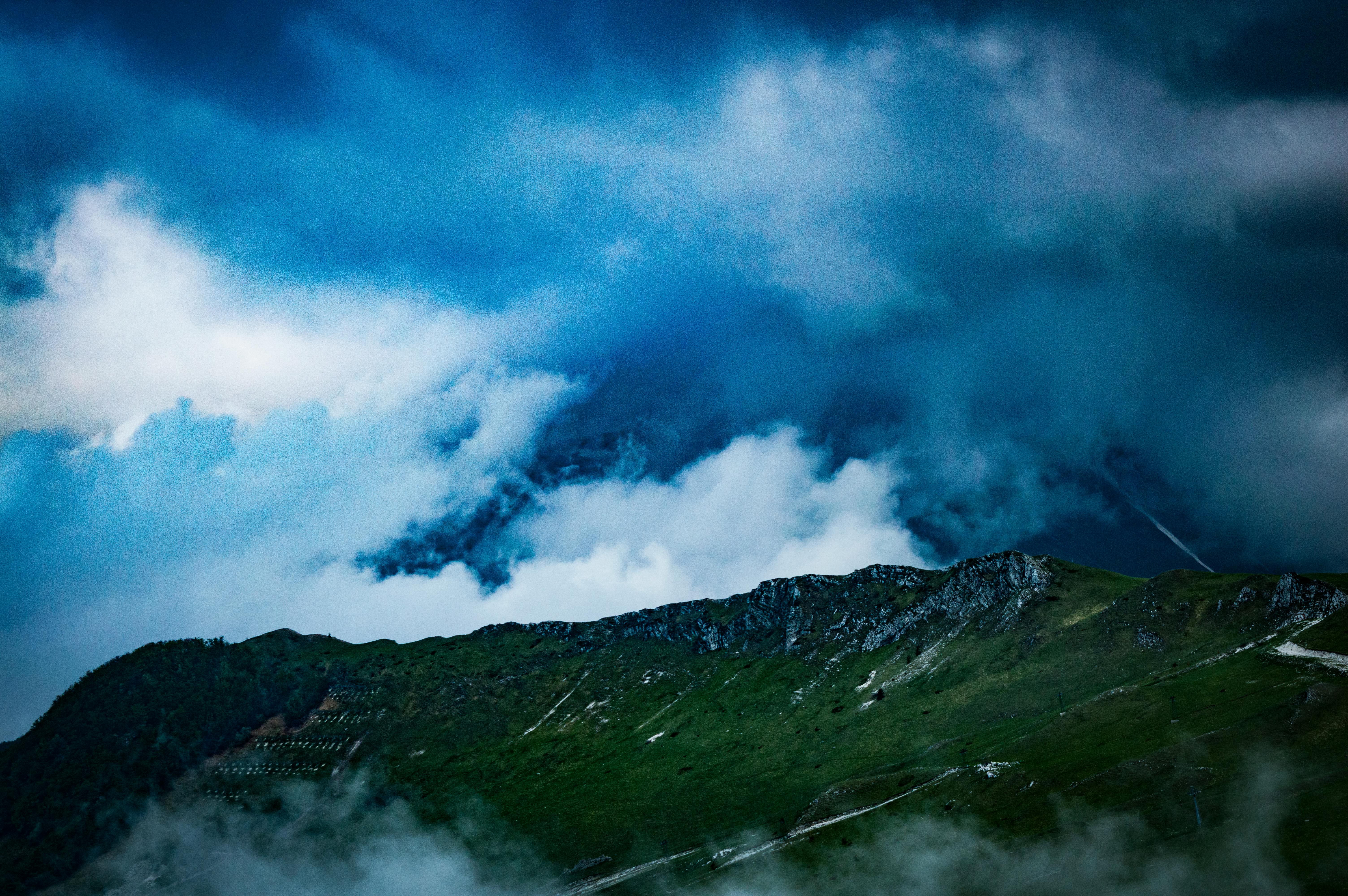 意大利马尔凯维索壮丽的山地景观在动态云景的映衬下