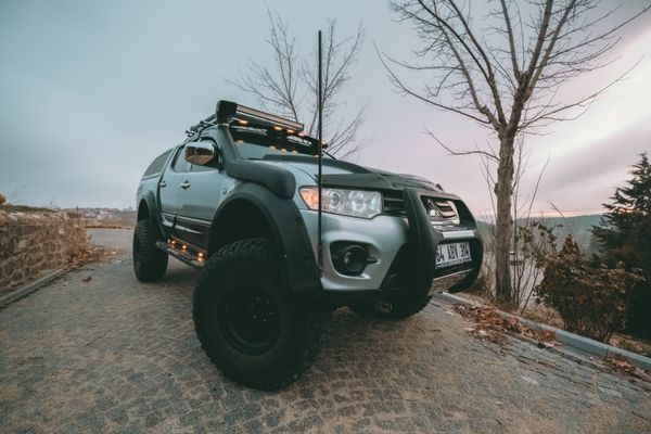 Four-wheel-drive SUV parked on a hill at dusk — photo by Berkay AK on Pexels