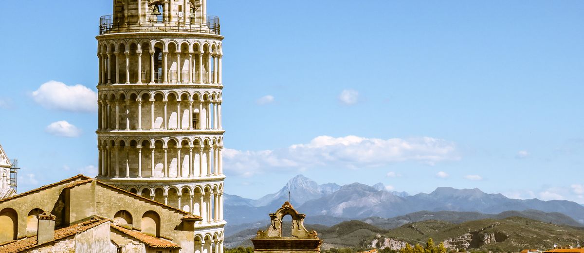 La torre de Pisa sobre los tejados de la ciudad