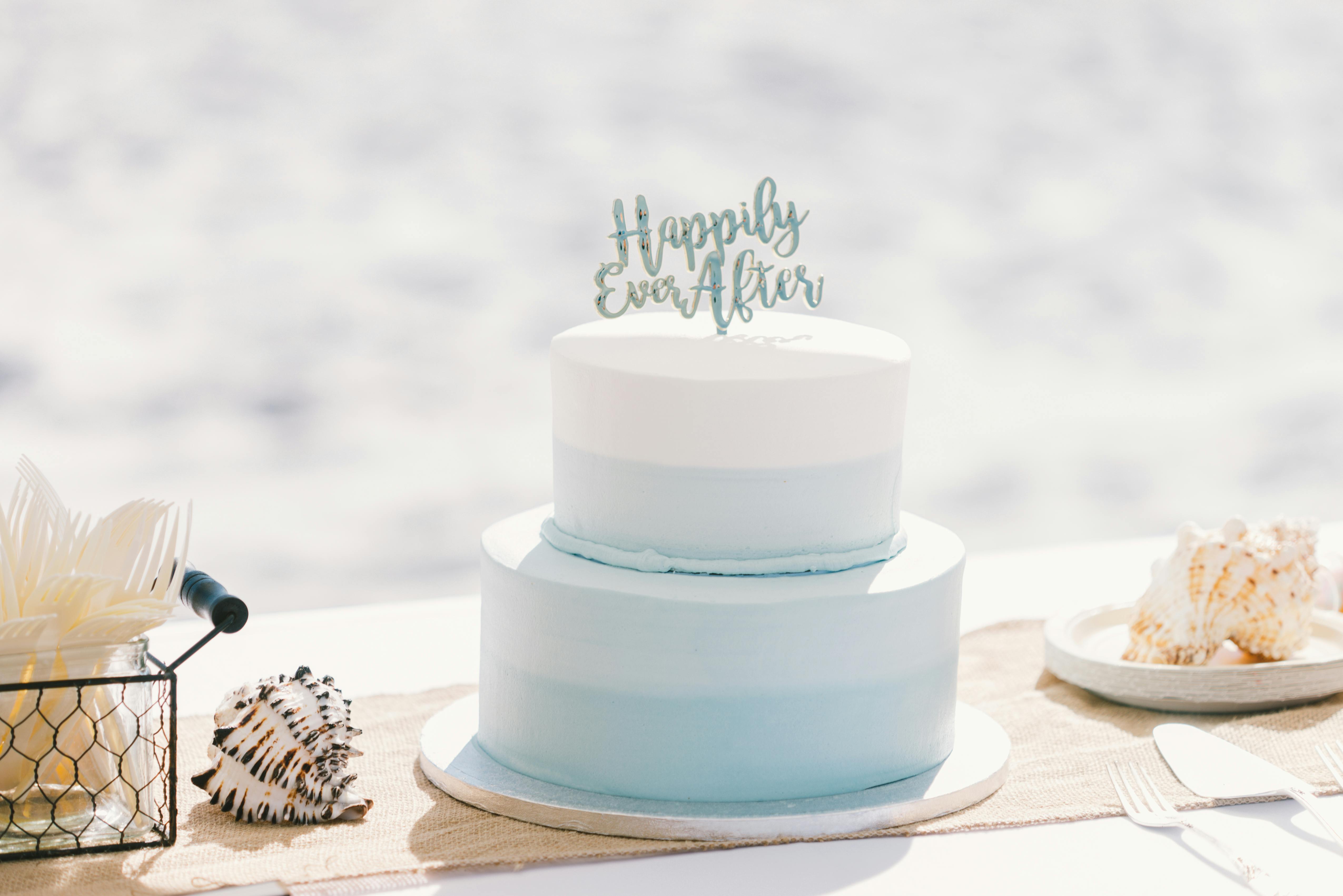 Elegant Ivory & Royal Blue Wedding Cake | Elegant ivory butt… | Flickr
