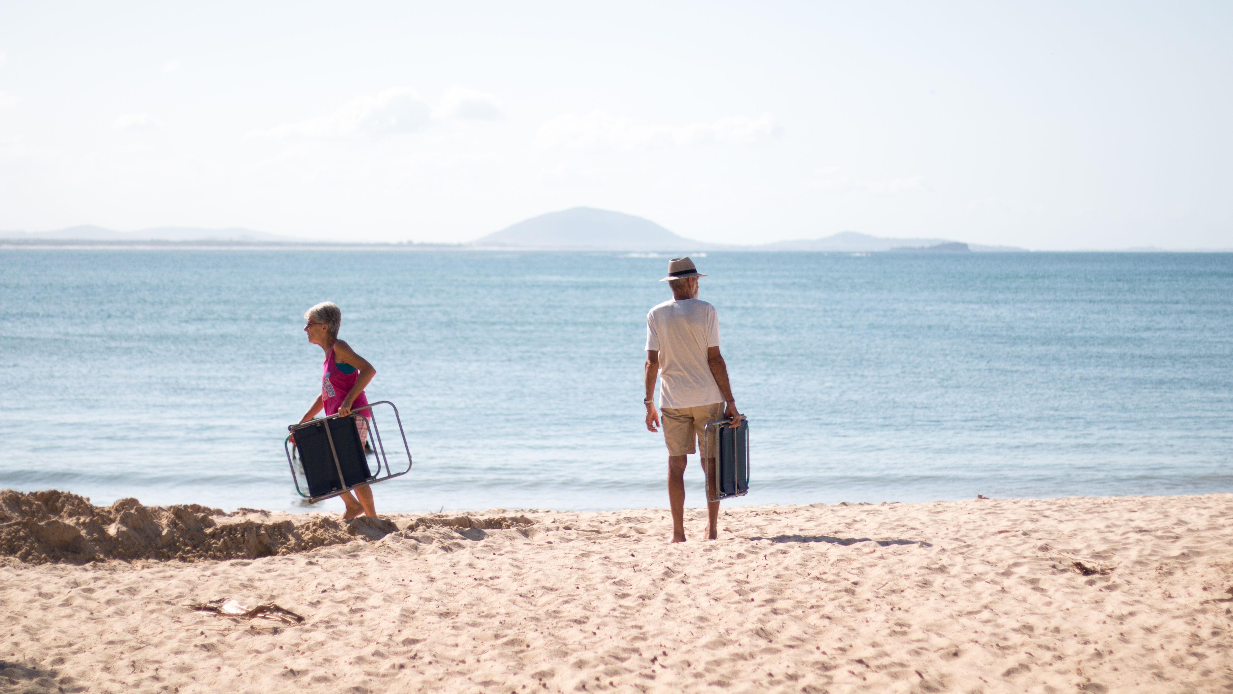 Gratis lagerfoto af gammel mand, sand, strand Lagerfoto